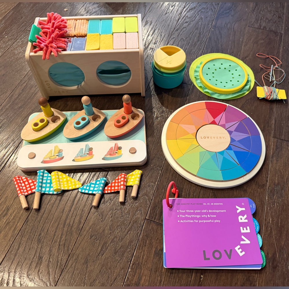 [SOLD] LOVEVERY- The Analyst Play Set (46,47,48 months)